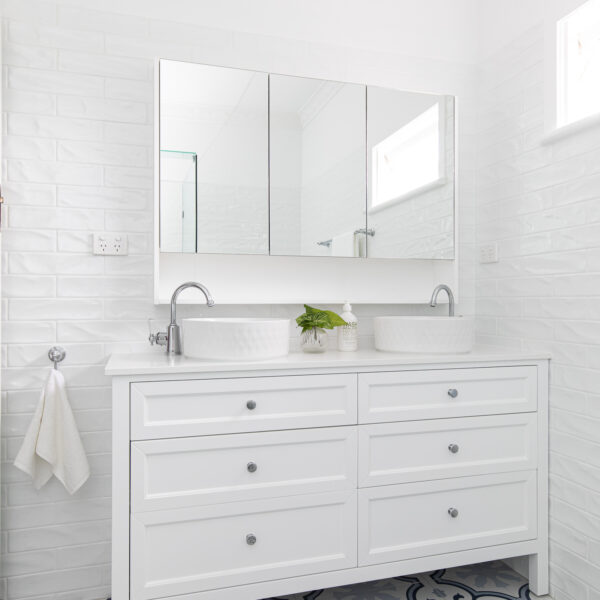 Free standing vanity in White with Absolute Blanc